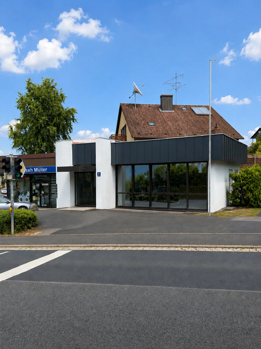 Frontansicht der Gewerbeimmobilie an der Ortsdurchfahrt
