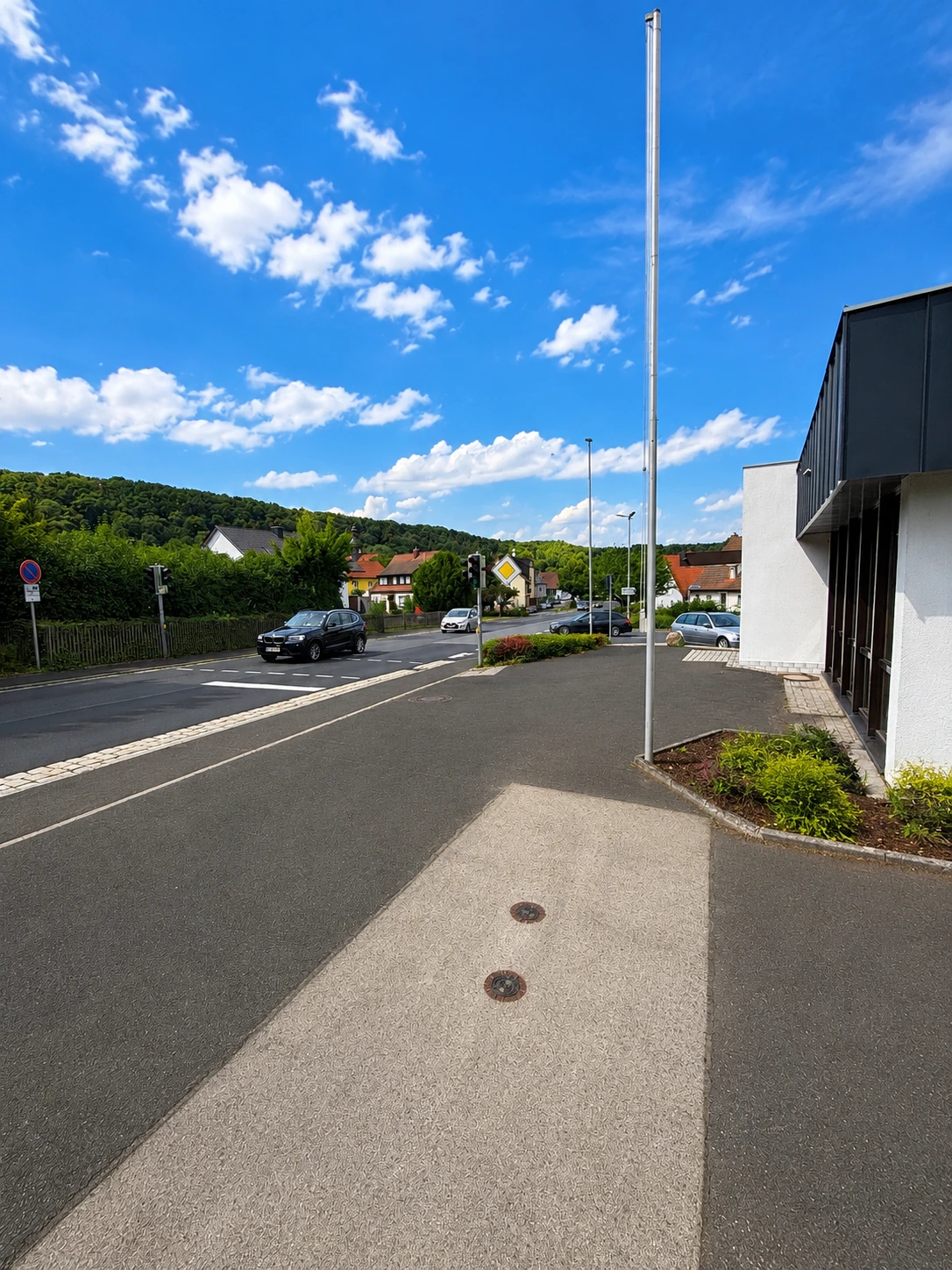 Straßenumfeld der Gewerbeimmobilie
