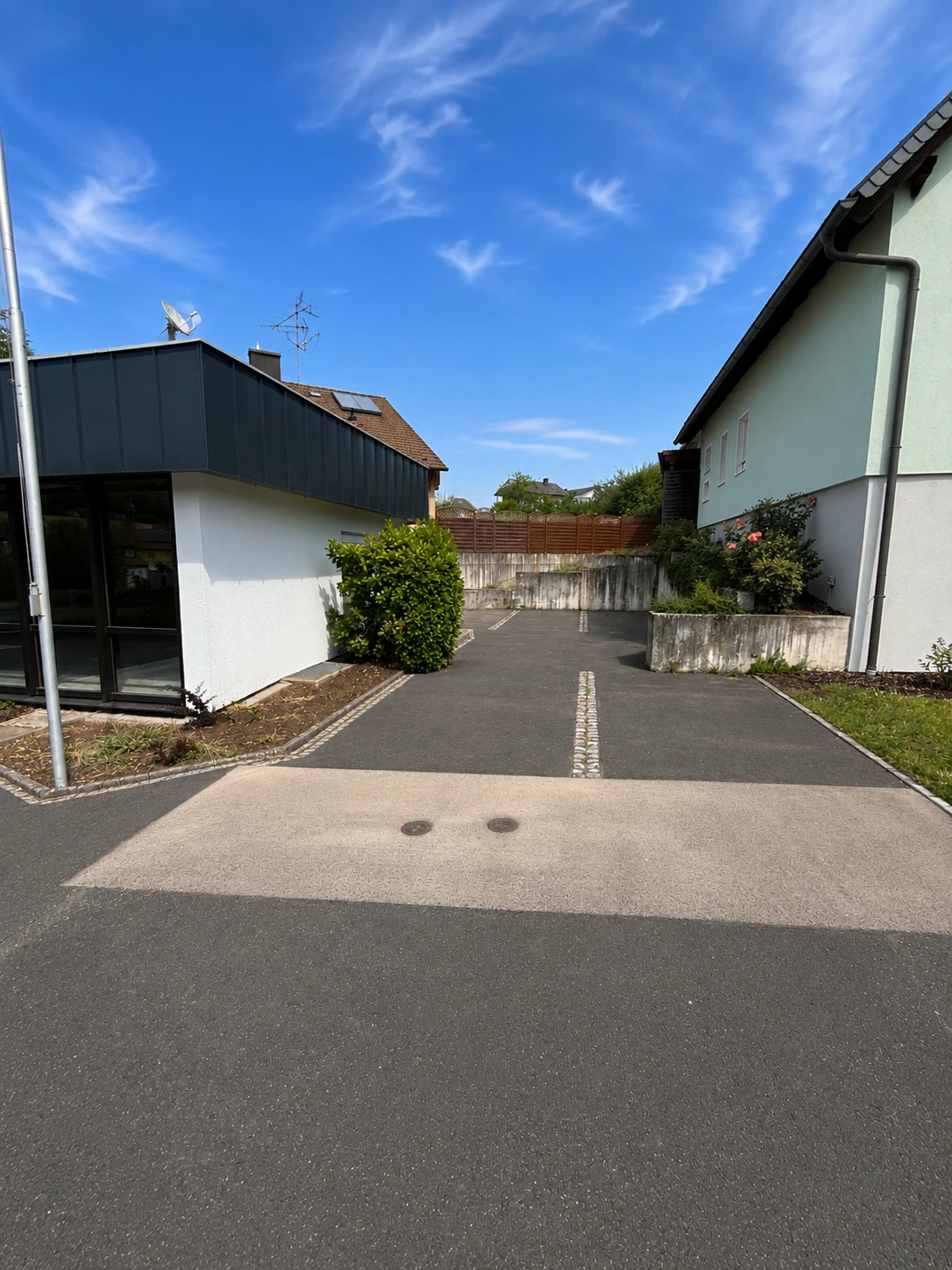 Zufahrt und Stellplatzsituation am Gebäude