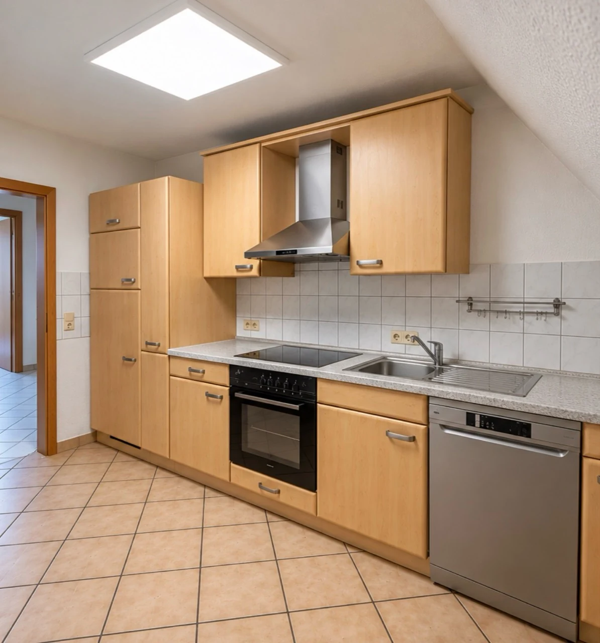 Vorhandene Einbauküche mit Kochfeld, Backofen, Dunstabzugshaube, Spüle und Geschirrspüler