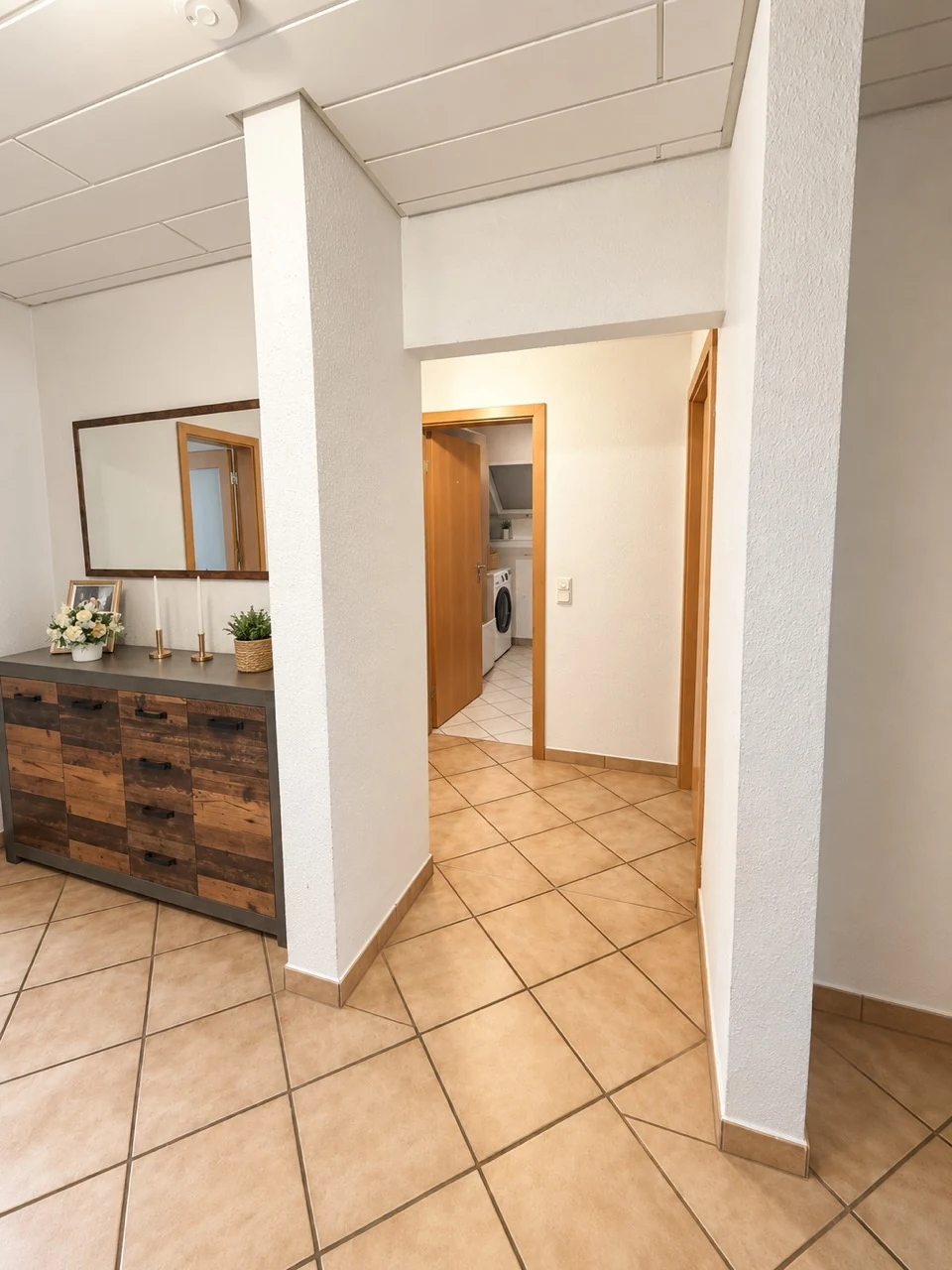 Gefliester Eingangsbereich mit Türen zu den Räumen der Wohnung
