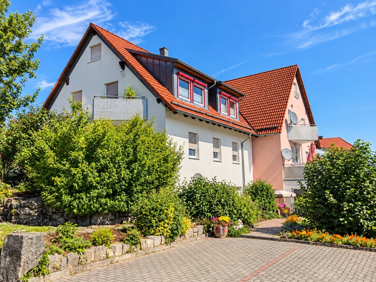Gepflegtes Mehrfamilienhaus An der Steig 27 mit Balkonen und bepflanztem Außenbereich