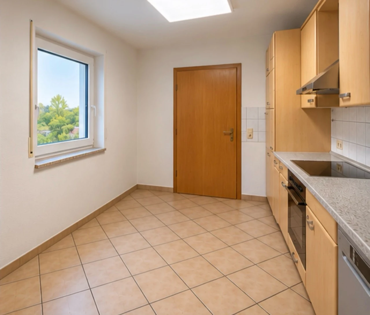 Blick in die separate Küche mit Fenster und vorhandener Küchenzeile