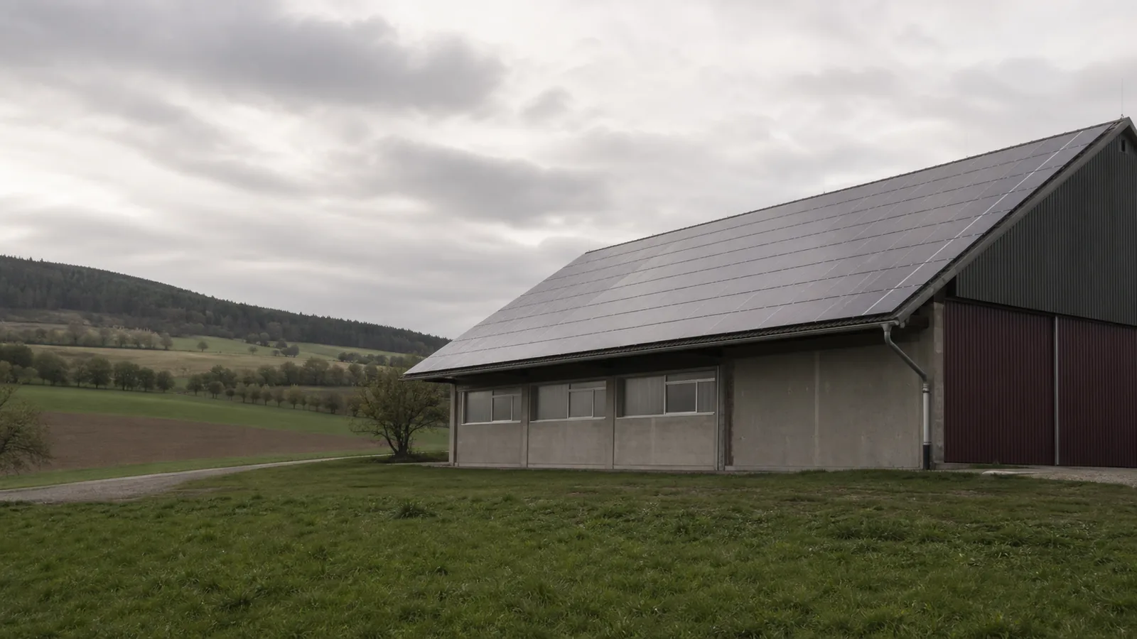 Illustratives Motiv einer Photovoltaikanlage auf einem Gebäude