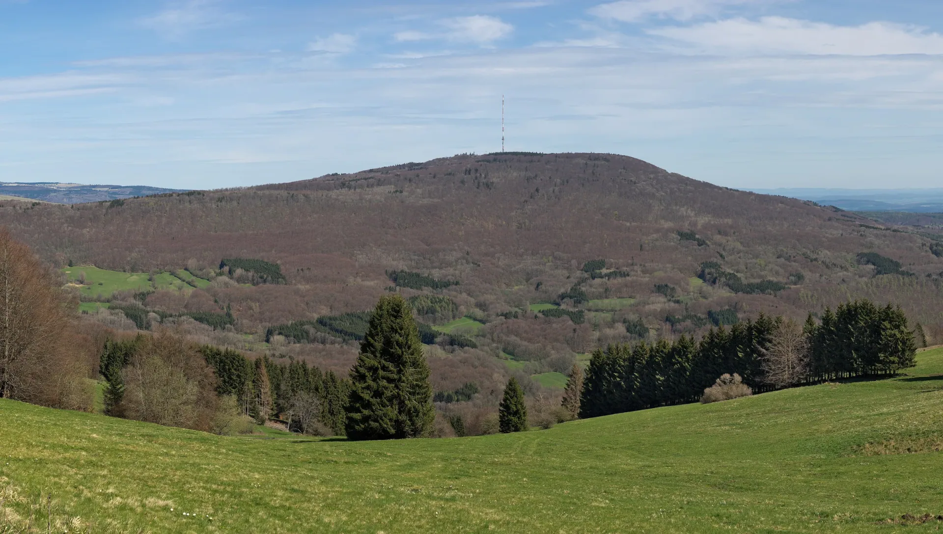 Blick über Wälder und Wiesen zum Kreuzberg in der Rhön